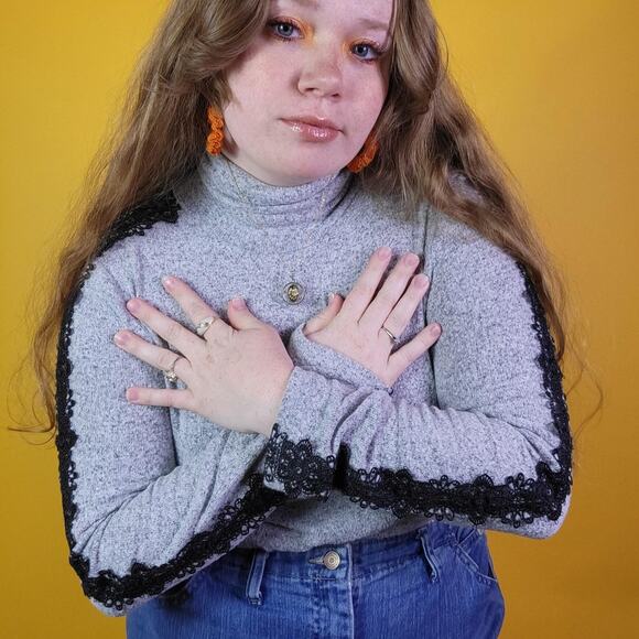 Simply Vera Wang Soft Gray Turtleneck with Black Lace Sleeve Detail, M - Picture 1 of 4